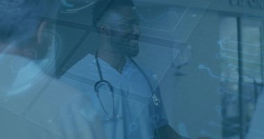 Meslektaşım animasyon panellerle verileri tartışmak için konuşurken koridorda konuşan doktor başını sallıyor. Tıbbi, sağlık, teknoloji, yenilik, takım çalışması, profesyonellik, teşhis