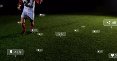 Futbolcu topu kalçasına bırakıyor ve sahada hokkabazlık yapıyor, sosyal medya ölçümlerini yükseltiyor. Sporcu, spor, gece sporu, fitness, beceri, performans, şehir