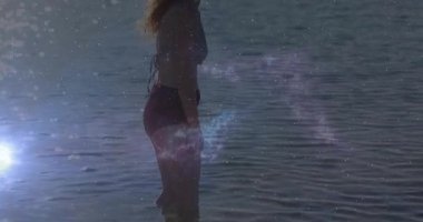 Gölde dönen kozmik kıvılcım çömelmeye başlıyor, kadın sağlık için yıldız tozu altında dönüyor. Gizemli, sakin, enerjik, dingin, dingin, güçlü, uyumlu.