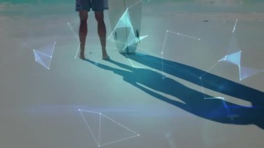 Çıplak ayaklı sörfçü, tahtanın etrafında gezinip dijital dünya teknolojisi demosu oluşturan silik bir ağ gibi kumun üzerinde duruyor. Fütürist, teknoloji, yenilik, bağlantı, dijital, artırılmış, mobil