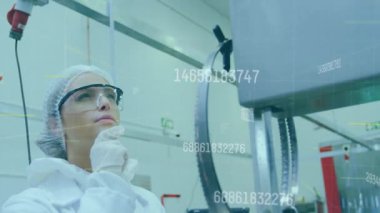 Endüstriyel teknisyenlerin veri aktifleştirmesi denetleme makinesini ve tablet üzerindeki kayıt ölçümlerini örtüyor. Teknoloji, otomasyon, imalat, endüstri, mühendislik, kalite, yenilik