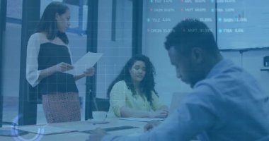 Masanın üzerinde grafikler ve hisse senedi sembollerinin canlanmasına neden olan finansal verileri gösteren daimi sunucu. İş, takım çalışması, veri, sunum, şirket, analiz, yenilik