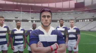 Kamera, ragbi kaptanı ve takım arkadaşlarını sahada maç hazırlarken gösteriyor. Sporcular, takım, spor, adrenalin, kararlılık, stadyum, yarışma