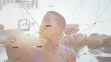 Sahilde başı dönen bir kadın parlayan ağ örtüsü veri içgörüsü için zayıflıyor. Fütürist, dijital, arayüz, kıyı, gün doğumu, teknoloji, aydınlanma