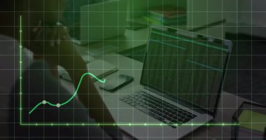 Yeşil şebekeyi izleyen veri analisti analitik için büyüyen ve küçülen veri hattını örtüyor. Analizler, veri görselleştirme, teknoloji, ofis, çalışma alanı, araştırma, dijital