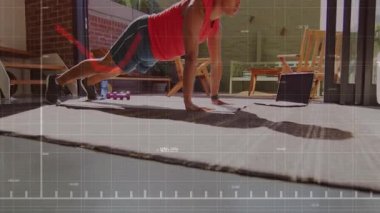 Dizüstü bilgisayarı takip eden adam, verandada hareketli grafik kaplamalı şınav çekiyor. Spor salonu, spor salonu, spor, eğitim, sağlık, motivasyon, açık hava