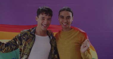 Romantik çift ellerinde gurur bayrağı tutarken omuzlarına sarılmış LGBTQ 'nun savunuculuğunu dile getiriyorlar. Kutlama, birlik, çeşitlilik, şefkat, güç, uyum, aşk