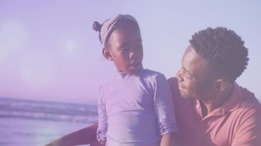 Yaşam tarzı baba, kızına usulca sarılmış kafa bandı takarak kumsala bakan bir adadan bahsediyor. Aile, bağ, rahatlama, açık hava, doğa, sıcaklık, çocukluk.