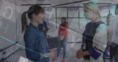 Kadın beyaz tahtaya işaret ederek planı netleştiriyor ve önde gelen iş arkadaşı el sıkışmaya başlıyor. Şirket, işbirliği, ağ oluşturma, profesyonel, takım çalışması, modern, tartışma