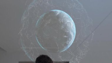 Dünya Hologramı, hastane koridorunda teşhis konulması için doktorları yönlendiriyor. Gelecek, işbirliği, sağlık, teknoloji, danışma, yenilik, profesyonellik