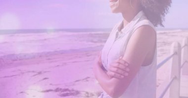 Kadın tırabzanlara basıyor ve hareketli güneş simgelerini aktifleştiriyor ve seyahat markaları için dalga simgeleri oluşturuyor. Dinginlik, tefekkür, kıyı, minimalist, doğal, boş zaman, açık hava