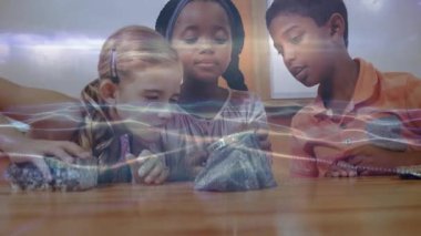 Taş kaydıran ve mercek düşüren kızlar, kaya çizgilerini inceleyen öğrenciler. Eğitim, keşif, takım çalışması, keşif, merak, gençlik, öğrenim