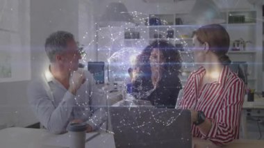 Meslektaşlar dizüstü bilgisayara yaslanıyor, ağ grafiğini inceliyor ve teknoloji veri analizi için kayboluyor. İşbirliği, dijital, teknoloji, iletişim, yenilik, takım çalışması, çalışma alanı