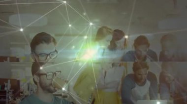 Ağ grafiği, iş ortaklarının bilgisayar ekranında iş birliği yaptığını gösteriyor. İşbirliği, takım çalışması, yenilik, modernlik, iletişim, beyin fırtınası, profesyonel