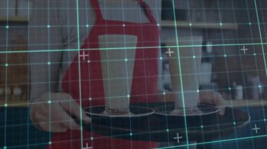 Kadın barmen tezgahın üzerine köpük bardakla siyah tepsi yerleştiriyor ve kafe misafirine gülümseyerek servis yapıyor. Kahve, kafe, barista, konukseverlik, içecek, servis, sıcak