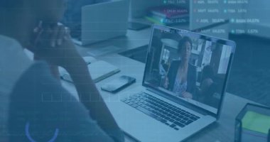 Resepsiyon çalışanı göreve başlıyor, meslektaşı veri analizi için telefon şeması hazırlıyor. İşbirliği, uzak, profesyonel, teknoloji, iletişim, analitik, iş