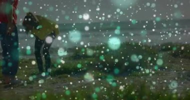 Kadın çimenli kıyı şeridinde duruyor, erkek çevresel araştırmalar için yaklaşıyor ve yama çalışıyor. Doğa, keşif, takım çalışması, keşif, açık hava, gündelik, manzara