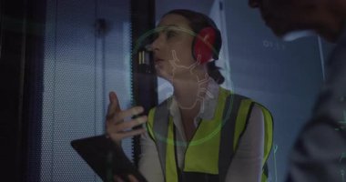 Dişi bilişim teknolojisi tıkırdatma tableti örtüşüyor ve teşhis adımlarını açıklayan rafları işaret ediyor. Teknoloji, veri merkezi, siber güvenlik, ağ oluşturma, yenilik, işbirliği, sanayi