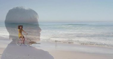 Çifte maruziyet silueti geri çekiliyor. Köpekli bir kadın tarafından seyahat pazarlaması için kumsala sürülüyor. Siluet, kıyı şeridi, macera, eğlence, manzara, hareket, aktivite