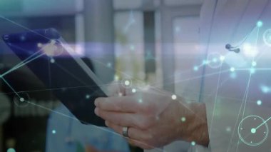 Doktor steteskop takıp tablet ekranı aşırıyor ve tıbbi verileri ağ grafikleriyle inceliyor. Tıbbi, teknoloji, yenilik, klinik, profesyonel, dijital, sağlık