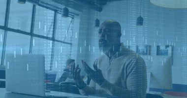 Akıllı telefon dinleme cihazı aktif hale getirilirken insan dizüstü bilgisayarına el kol hareketi yaparak sezgileri not alıyor. İş, yenilik, takım çalışması, dijital, modern, iletişim, üretkenlik