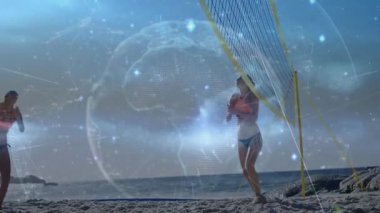 Beyaz giysili seter top altında koşuyor ve spor analitik küreyle üstten geçiyor. Plaj, takım çalışması, atletizm, dijital, bağlantı, açık hava, aktivite