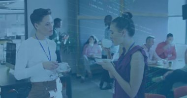 İki kadın ellerinde kahve tutuyorlar ve analitik için salonda sallanan grafikler gibi başlarını sallıyorlar. Kurumsal, ağ oluşturma, modern, gündelik, veri görselleştirme, profesyonel, işbirlikçi