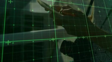 Kadın akıllı telefonu pencere kenarından dinliyor, ekranı sarıyor ve yeşil şebeke kaplama teknolojisini etkinleştiriyor. Teknoloji, yenilik, arayüz, kullanıcı etkileşimi, kentsel, modern, dijital