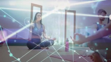 Üç yoga uygulayıcısı sağlık dersinde meditasyon yaparken enerji ağını güçlendiriyor. Farkındalık, dinginlik, ruhani, çevresel, bütünsel, denge, refah