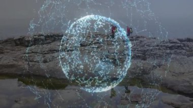 Küre kayalık kıyılarda beliriyor. Yürüyüşçüler teknolojik demo izlemek için duraklarken dijital küre sallanıyor. Teknoloji, bağlantı, yenilik, macera, keşif, manzara, gelecekçilik