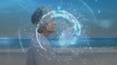 Kıdemli kadın kumsalda hologramda duruyor. Dönen Afrika görüntüsü. Veri ağını görselleştiriyor. Gelecekçi, yenilikçi, teknoloji, iletişim, görselleştirme, dinginlik, bağlantı