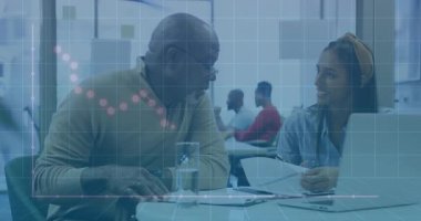 Danışman rehberlik danışmanı finansal tabloları gözden geçiriyor, çizgi-grafik renklendirme eğilimlerini gösteriyor. İşbirliği, analiz, iş, meslek, veri, büyüme, strateji