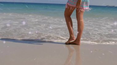 Kadın sağdan hafif dalgalara doğru adım atıyor. Suyu ışıltılı bir şekilde püskürtüyor. Gezintiye çıkıyor. Sahil, sahil, su, manzara, rahatlık, sükunet, yaz