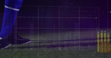 Futbolcu gece sahasında duruyor şebeke kaplamasını başlatıyor, topa vuruyor, ölçü çubuklarında dalgalanmalar oluyor. Spor, analitik, performans, eğitim, fitness, teknoloji, açık hava