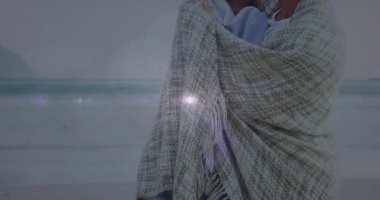 Kıyıda beliren ışık noktası, sağlık pazarlaması için battaniye çeken çiftlerin arkasında yıldız patlamasına neden oluyor. Romantizm, samimiyet, dinginlik, sıcaklık, bağlantı, doğa, ışıltı