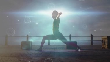 Kadın mor mindere basıyor, yoga pratiği için Warrior II 'ye akıyor, holografik HUD gösteriyor. Meditasyon, sağlık, dinginlik, dijital, fütüristik, açık hava, güçlendirme