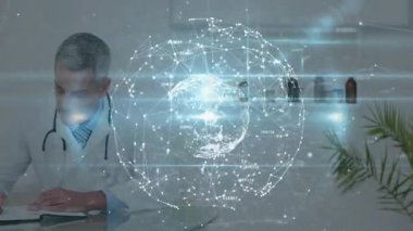 Erkek doktor klinik masasına notlar yazıyor, hasta analizi için dönen ağ küresi oluşturuyor. Tıbbi, teknoloji, fütüristik, yenilik, profesyonel, araştırma, veri