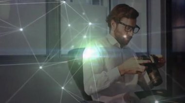 DSLR lenslerini inceleyen fotoğrafçı tablet üzerindeki notları yoğunlaştırıyor. Teknoloji, yenilik, profesyonel, yaratıcılık, çalışma alanı, modern, odaklanma