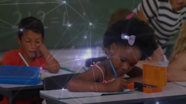 Matematik denklemini çözen kız görüntüde kaybolurken nabız atan ağ öğrenmeyi hızlandırıyor. Eğitim, sınıf, çocuklar, öğrenme, dijital, bağlantı, sağlıklı