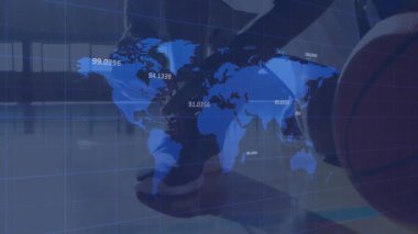 Spor ayakkabısı bağcıklarını bağlayan erkek sporcu test uyumu sırasında haritalama teknolojisiyle kayboluyor. Spor, biyomekanik, ayakkabı, küresel bağlantı, fitness, teknoloji, rekabet