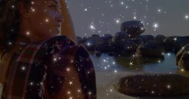 Kadın saçlarını kıvırıyor. Uzak kaya parçalarını tarıyor. Işıl ışıl parlıyor. Plaj, dinginlik, manzara, rahatlık, sıcak tonlar, sükunet, doğal güzellik.