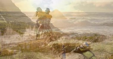 Kıyı şeridine varan bir çift, paket şişesinin yanında kucak kucağa yürüyorlar ufuk çizgisine doğru yürüyorlar. Romantizm, macera, manzara, açık hava, boş zaman, gün doğumu, ruhlu