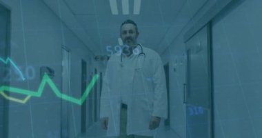 Hastane koridoruna giren doktor hasta analizlerini izlerken grafiği kalça kısmına kaydırıyor. Tıbbi, sağlık, veri, analitik, görselleştirme, profesyonel, klinik