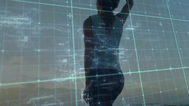 Sağlık teknisyeni gün batımında sahil şeridinde yürüyor. Şebeke kayıyor ve kollar havada kutluyor. Fantezi, yenilik, dayanıklılık, görselleştirme, dinginlik, açık hava, teknoloji