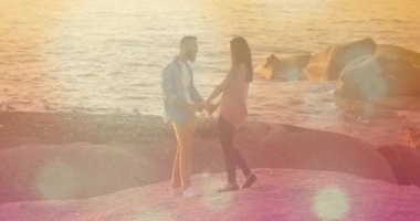 Kayalık sahilde el ele tutuşan bir çift, kalp atış hızı grafiğini göstererek sağlık beslemesini başlatıyor. Romantizm, samimiyet, bağlantı, dinginlik, keşif, şefkat, uyum.