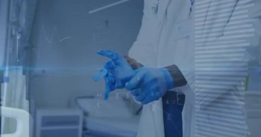 Hekim, sınava hazırlanırken mavi eldivenlere uzanıyor ve eldiven takıyor. Tıbbi, sağlık, profesyonellik, muayene, kıyafet, klinik, koruyucu