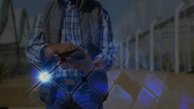 Güneş panellerini tarayan teknisyenler tableti kaldırıyor ve enerji verilerini analiz eden ızgara örtüsünü etkinleştiriyor. Güneş, teknoloji, dijital, yenilenebilir, endüstri, yenilik, açık hava