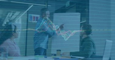 Sunucu beyaz tahtaya iş çizimi çiziyor, tablet tıklamasından sonra dalga biçimi değişiyor. İşbirliği, kurumsal, analitik, yenilik, takım çalışması, veri görselleştirme, modern