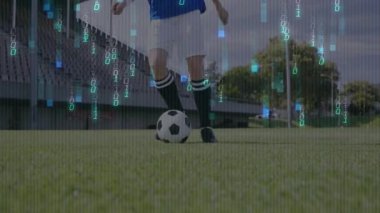 Dişi futbolcu topa hafifçe vuruyor ve sahada ikili kaplama ile antrenman yapıyor. Sporcu, antrenman, spor, hareket, açık hava, çeviklik, rekabetçi