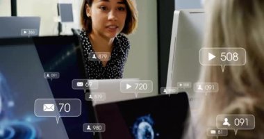 Ofis çalışanı sosyal ölçümleri izlemek için hareketli uyarıları takip ediyor ve istatistiklere tıklıyor. Teknoloji, veri, analitik, iletişim, dijital, çalışma alanı, üretkenlik